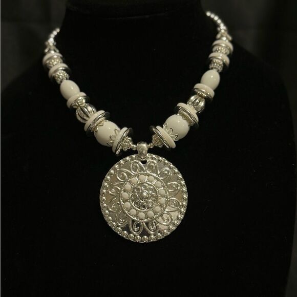 LIVE SHOW NECKLACE - Picture 11 of 14